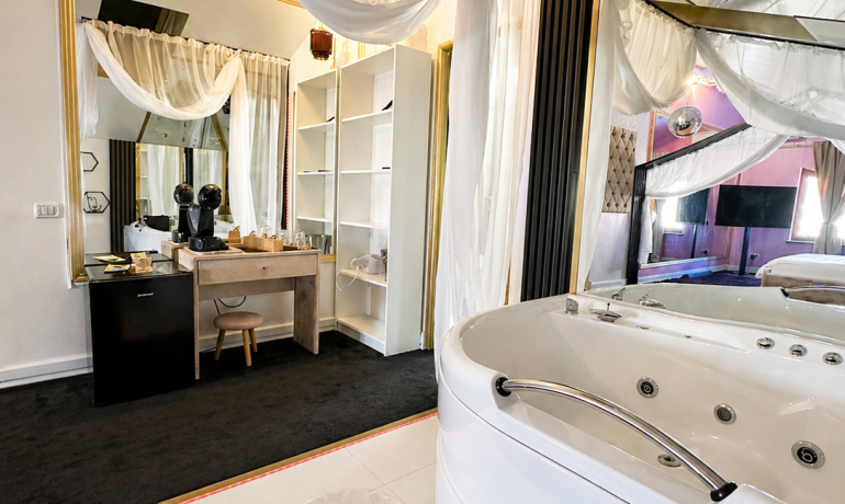 Deluxe room PINK 10 cu jacuzzi