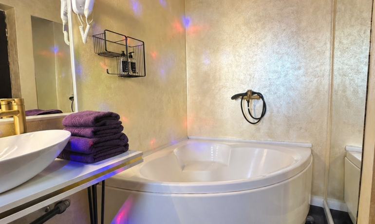 Deluxe room PURPLE 5 cu balcon si bara de dans
