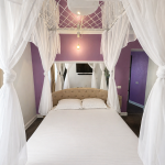 Deluxe room PURPLE 5 cu balcon si bara de dans