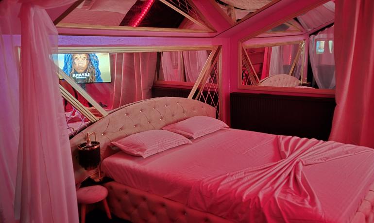 Deluxe room PINK 10 cu jacuzzi