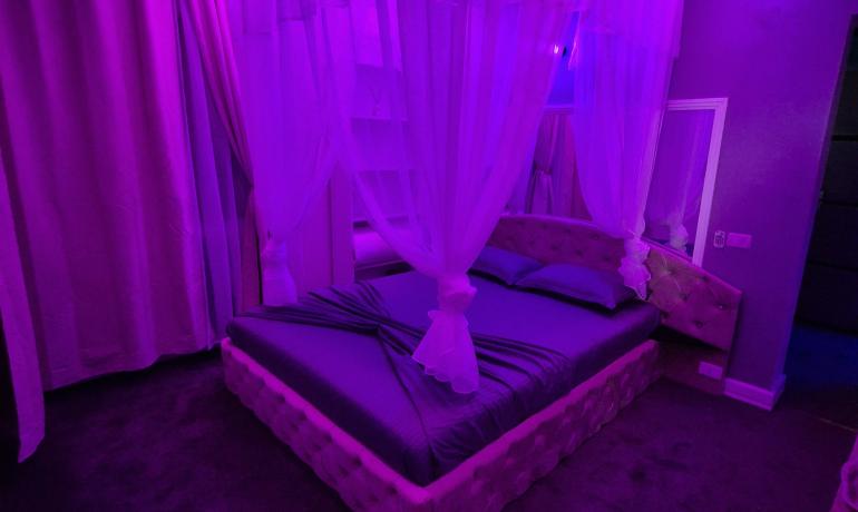 Deluxe room PURPLE 6 cu balcon si bara de dans