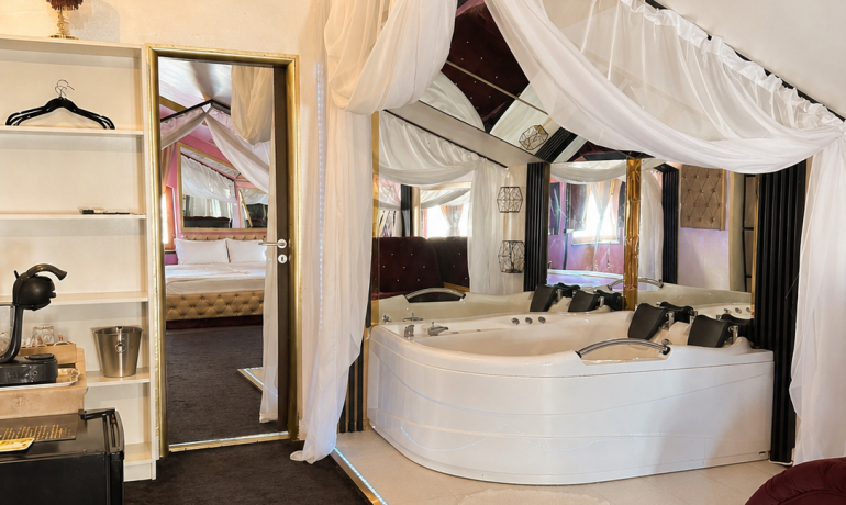 Deluxe room PINK 9 cu jacuzzi